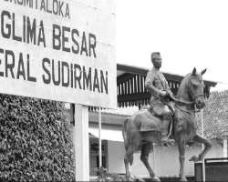 A memorial statue of General Sudirman riding a turangga is also situated outside the museum.